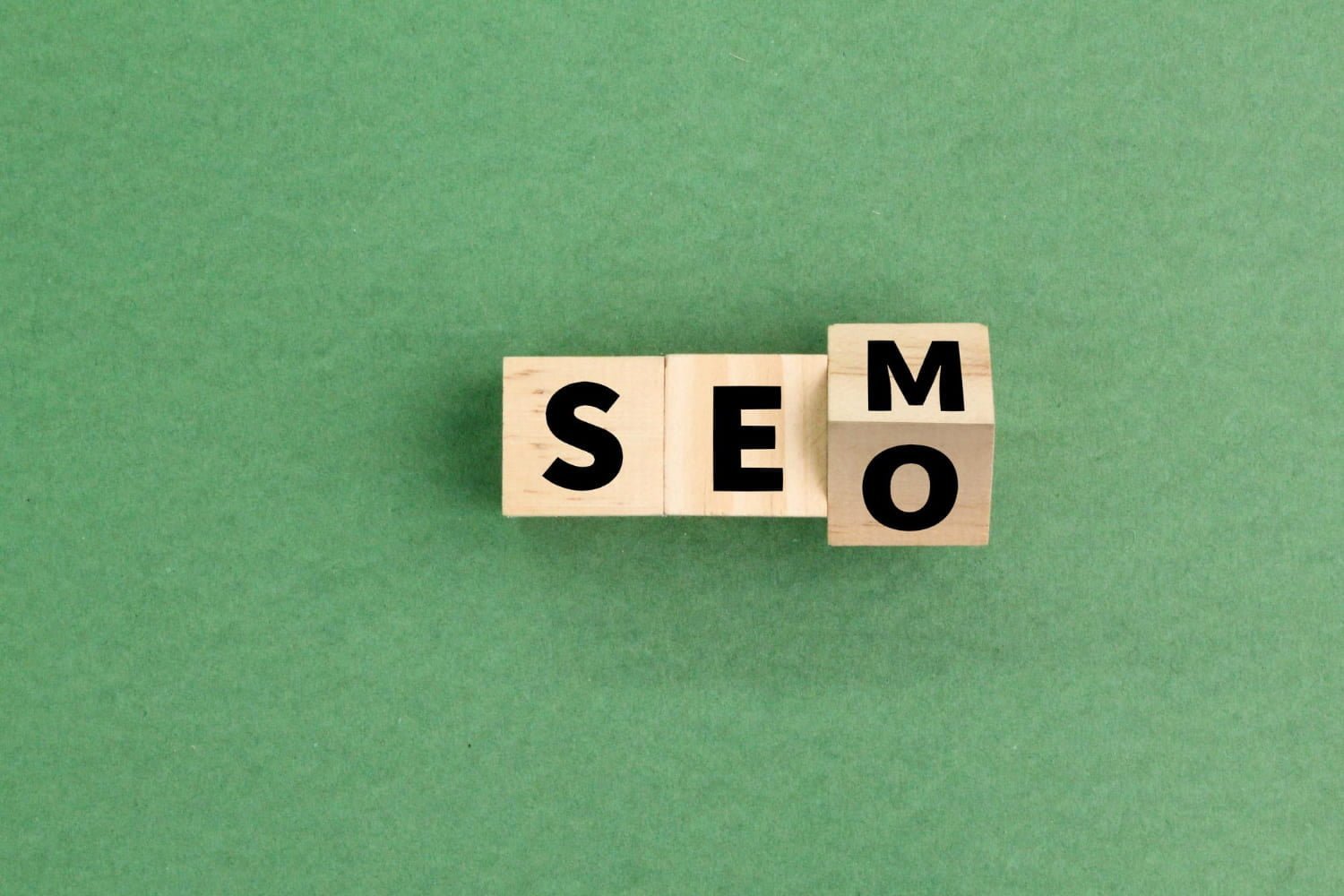 Bloques con las letras SEO y SEM
