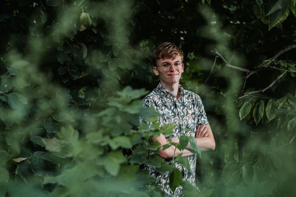 Persona de pie entre plantas