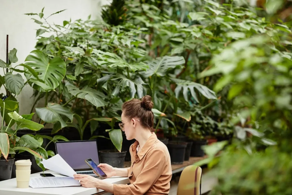 Profesional consultando su teléfono en el lugar de trabajo